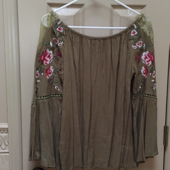 Woman's blouse - Picture 2 of 2